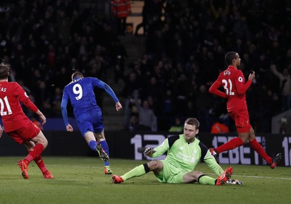 Vardy anota dois e Leicester bate o Liverpool em estreia sem Ranieri