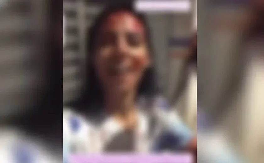 Mulher esfaqueia companheiro em Maceió, grava vídeo e diz estar “feliz” ao ser levada para delegacia