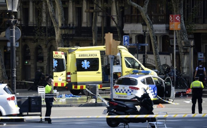 Van mata e deixa pedestres feridos em Barcelona; polícia confirma terrorismo