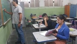 Mãe se matricula na mesma sala do filho para ajudá-lo a estudar