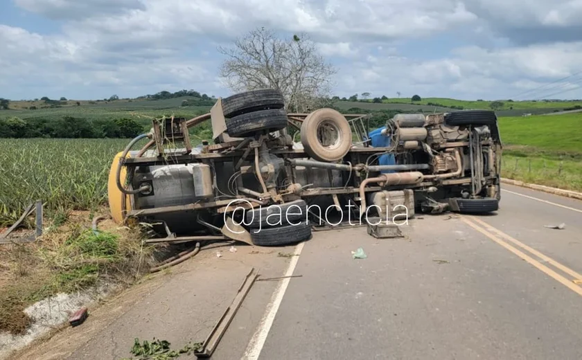 Caminhão-pipa tomba na zona rural de Arapiraca e motorista fica ferido