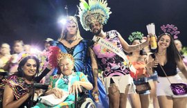 Cadeirante de 82 anos se diverte na Folia de Rua de Arapiraca