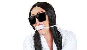 Fantasia de Kim Kardashian assaltada causa revolta na internet e loja recua