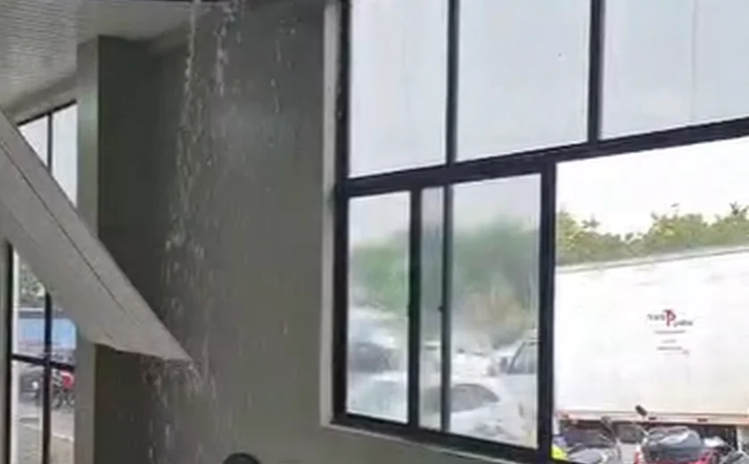 Chuva provoca danos em parte do prédio da Prefeitura de Arapiraca