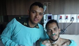 Zagueiro Neto da Chapecoense deixa hospital e embarca para o Brasil