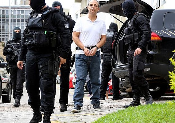 PF diz que uso de algemas em Cabral foi necessário para garantir segurança