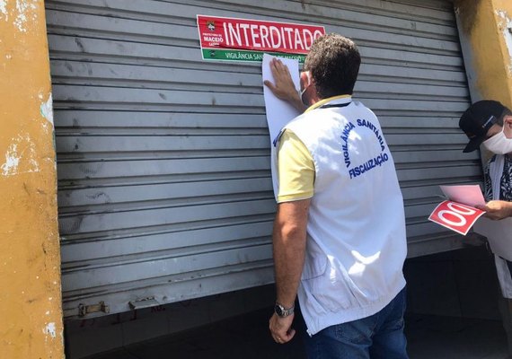 Vigilância Sanitária apreende 350 kg de alimentos impróprios e interdita duas avícolas em Maceió
