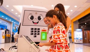 Pessoas de todas as idades participam de treinamento em shopping de Maceió