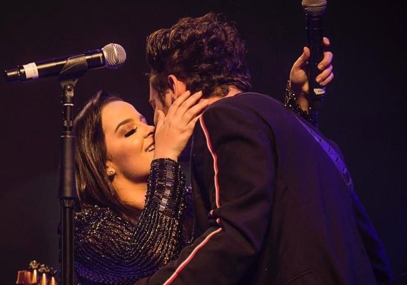 Maiara recebe Fernando no palco e faz show em clima de romance