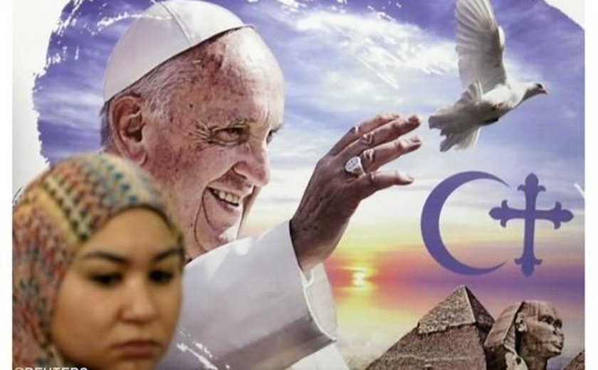 Papa Francisco rejeita 'extremismo' em missa com minoria católica egípcia