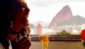 Ju Paes come macarrão com salsicha em comunidade carioca