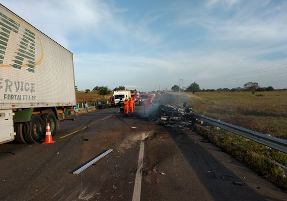 Acidente entre Corolla e moto Yamaha causa explosão e dois homens morrem na BR-316