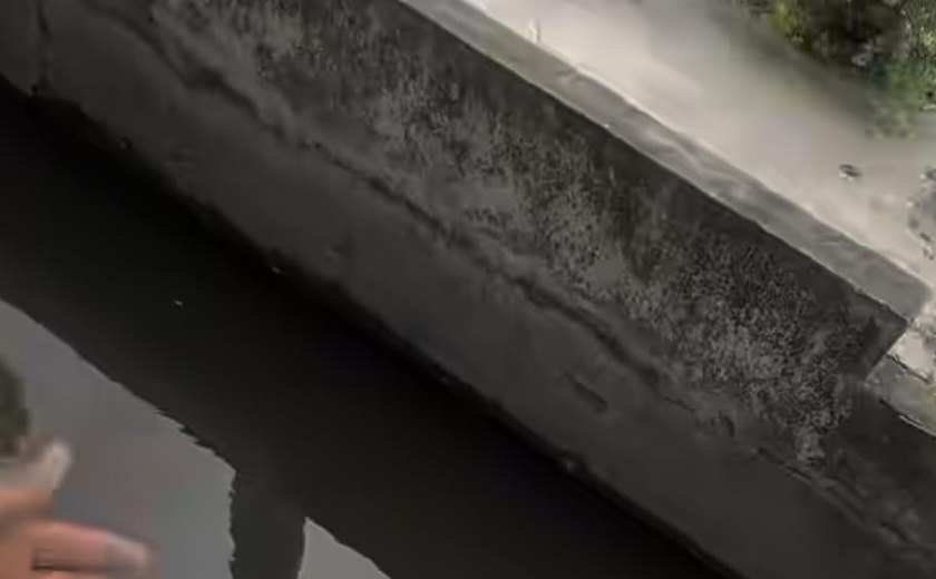 Homem pesca tilápias em córrego urbano de Maceió e surpreende moradores