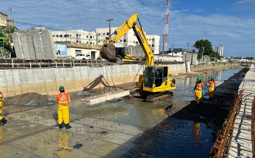 Obras de canalização do riacho avançam com colocação de placas de concreto
