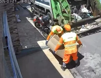 Sofá lavado e deixado para secar é recolhido por engano por caminhão de lixo em Maceió