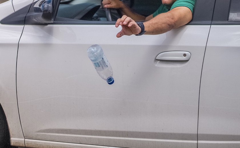 Descartar objetos de veículos é infração de trânsito média