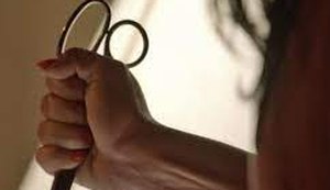 Mulher é segurada por homem e golpeada com tesoura por outras duas mulheres