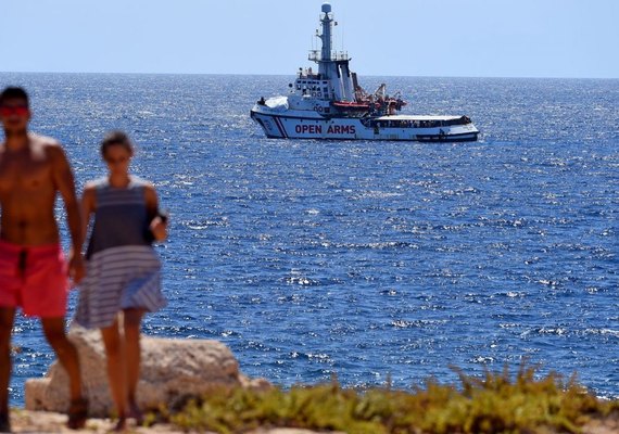 Barco de refugiados põe governo italiano à deriva