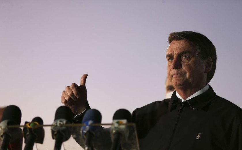 Bolsonaro usa assessores para pressionar Facebook e oposição quer investigação no STF