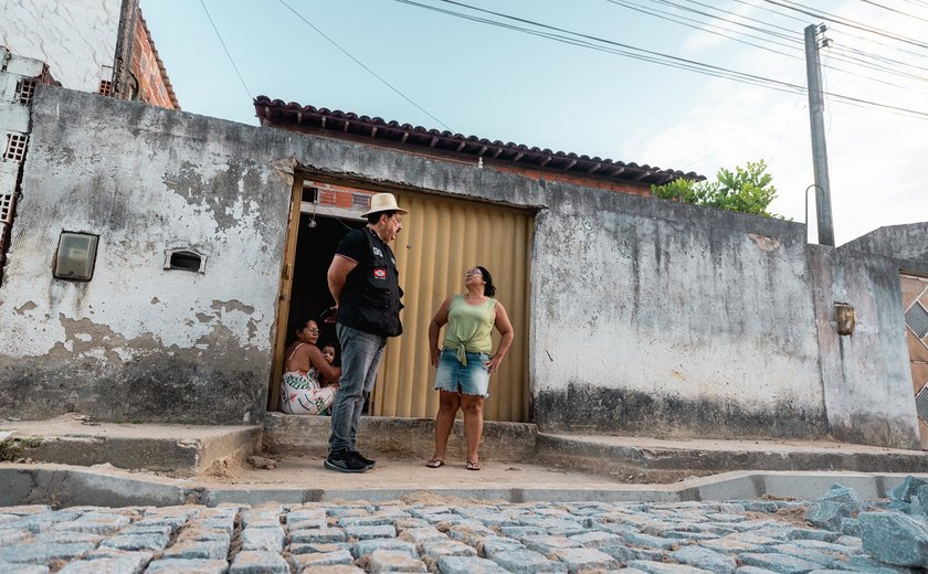 Prefeito Gilberto Gonçalves fiscaliza obras de pavimentação no Parque dos Eucaliptos em Rio Largo