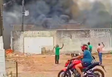 Incêndio de grandes proporções destrói loja de estofados em Arapiraca