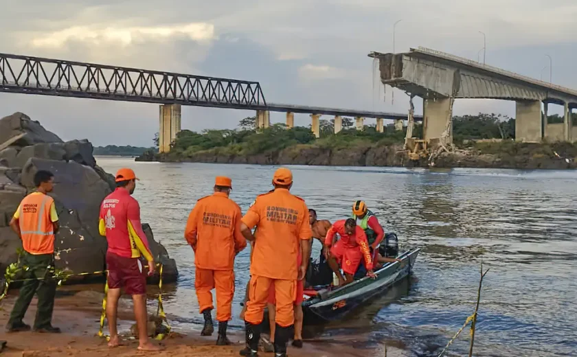 Sobe para 14 o número desaparecidos após queda de ponte