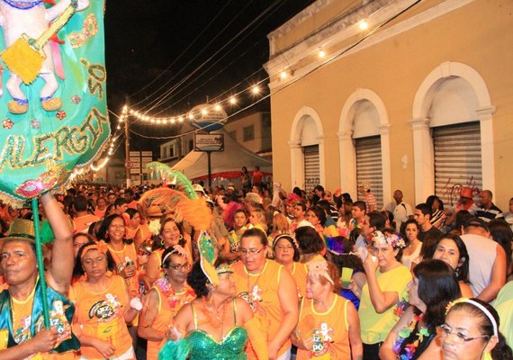 Mais de 100 blocos agitam prévias carnavalescas de Maceió no fim de semana