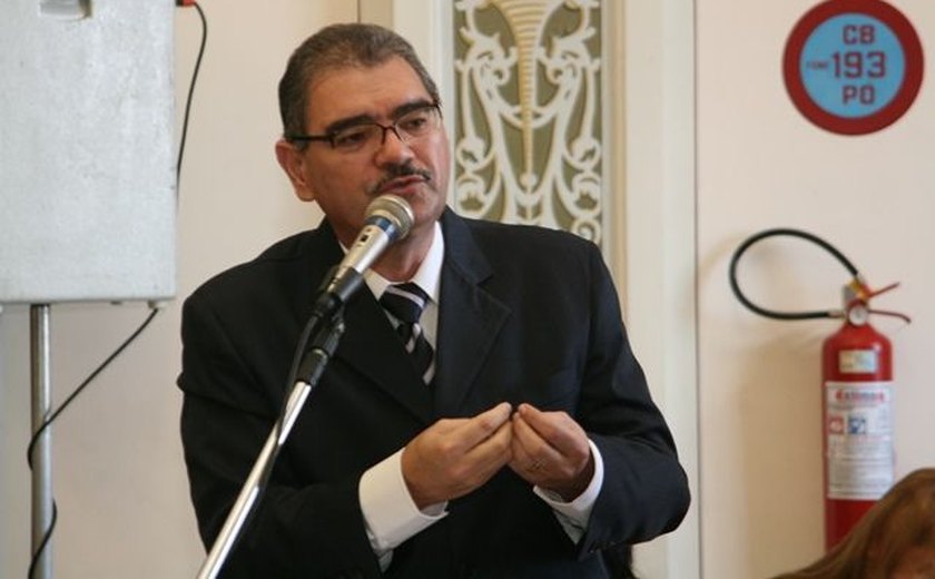 Everaldo Patriota desafia Rodrigo Maia a arquivar pedido impeachment