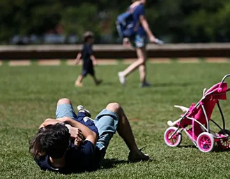 Estudo aponta que pais estão menos presentes na criação de filhos