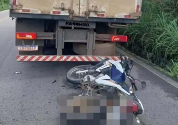 Motociclista fica ferida após colisão com caminhão na Serra das Espias
