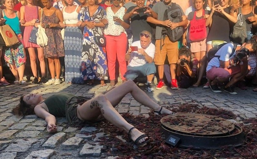 Performance cancelada pelo Governo do Rio de Janeiro é realizada no meio de rua