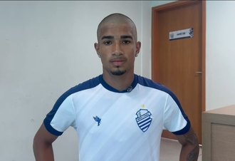 Vitinho celebra primeiro gol como profissional na goleada do CSA