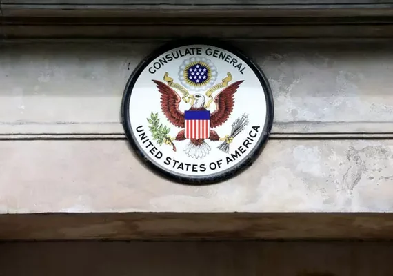 Brasileiros devem evitar viagens aos EUA após suspensão de vistos, alerta advogada