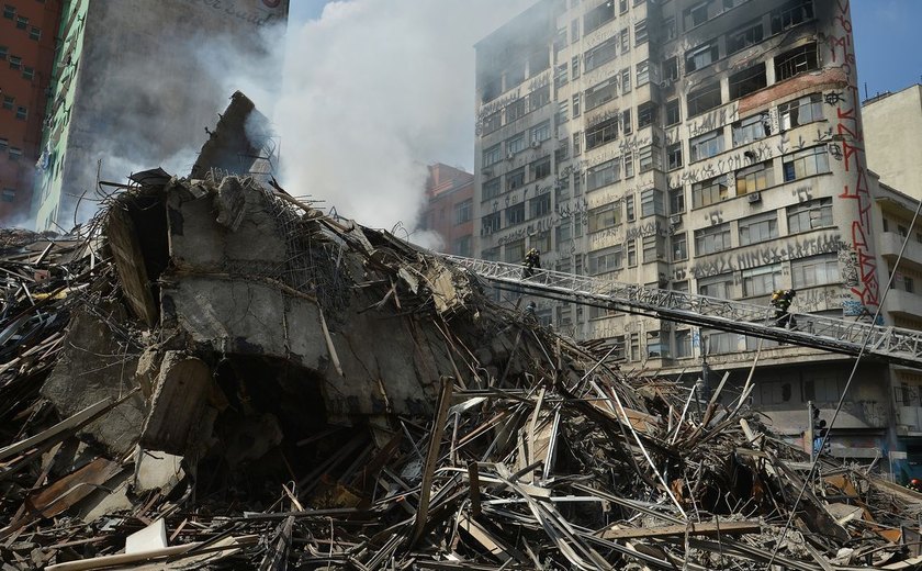 Bombeiros iniciam buscas com máquinas pesadas em edifício que desabou