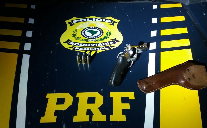 PRF prende homem por porte ilegal de arma na BR-101 em Messias