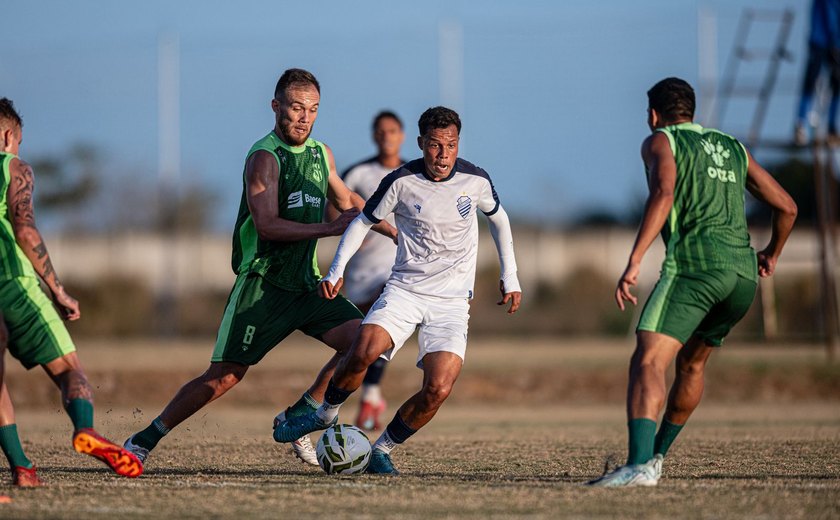 Técnico começa a esboçar formação principal do CSA