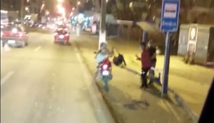 Casal em uma moto assalta passageiros do transporte coletivo em ponto de ônibus