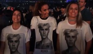 Ivete Sangalo veste a camisa e curte apresentação de Justin Bieber