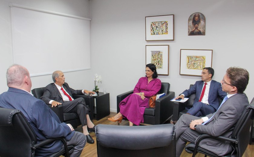 Celyrio Adamastor discute temas administrativos com a OAB/AL