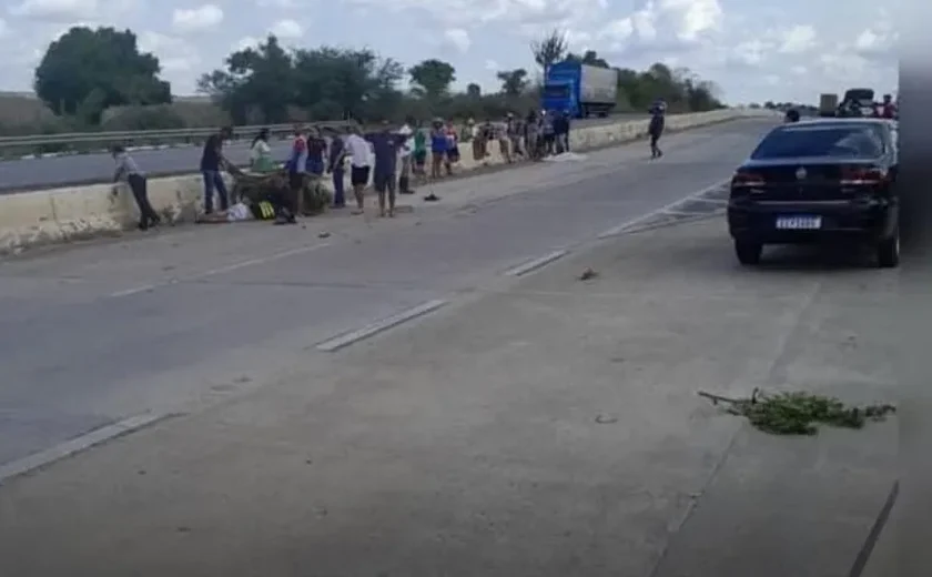 Acidente na BR-101 em Alagoas deixa passageira morta e mototaxista ferido