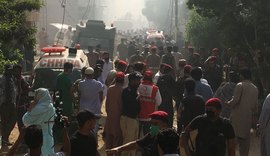 Avião com mais de 100 pessoas a bordo cai em bairro residencial