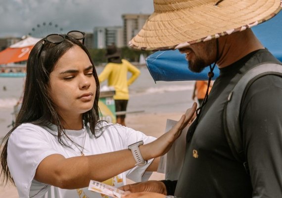 Trabalhadores da orla de Maceió recebem orientação sobre riscos do sol nos lábios