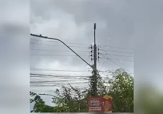 Cabos de alta tensão caem em rua de Arapiraca e deixam área isolada