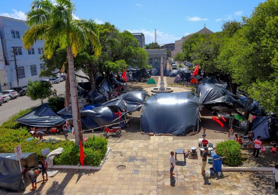 Integrantes do MTST ocupam Praça Dois Leões em Jaraguá