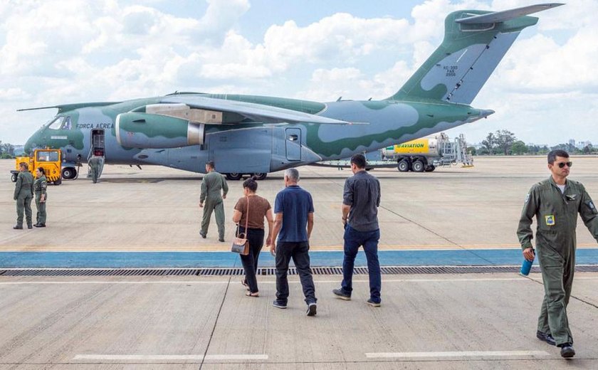 Terceiro avião trazendo brasileiros de Israel chega ao Brasil