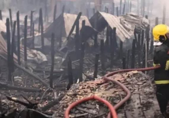 Explosão de botijão de gás seguido de incêndio em  atinge várias casas