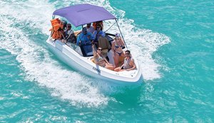 Empresa de turismóloga faz sucesso com passeios de lancha de luxo em Maragogi