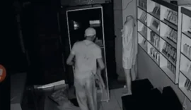 Homem arromba porta de loja e  furta vários itens do estabelecimento comercial