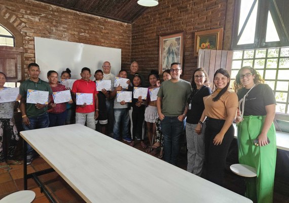 Semed certifica 14 indígenas venezuelanos que concluíram curso de Introdução à Língua Portuguesa