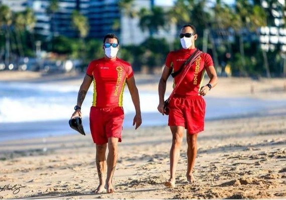 Bombeiros garantem a segurança de banhistas na retomada do turismo em Alagoas